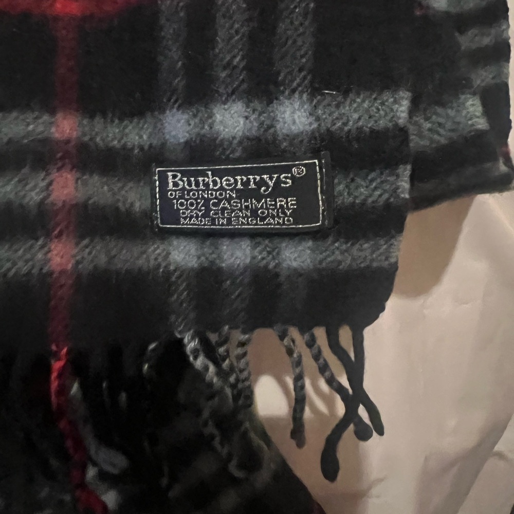 Burberry’s (Burberry dropped the ‘s in the 90’s ) Navy Nova Check 💯 Cashmere - Picture 4 of 8